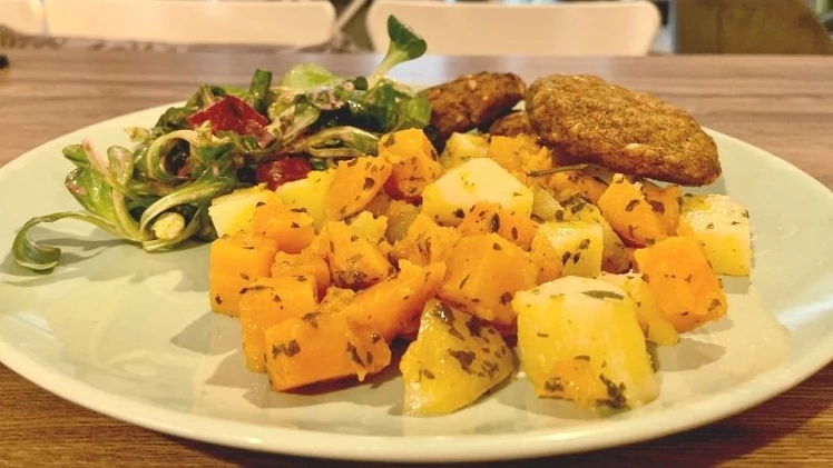 Vegán brokkolipogácsa petrezselymes burgonyával és joghurtos céklasalátával