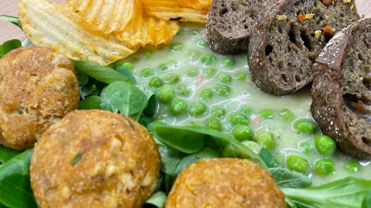 Tofufasírt zöldborsó főzelékkel, fokhagymás tönköly pirítóssal, BBQ chips-el